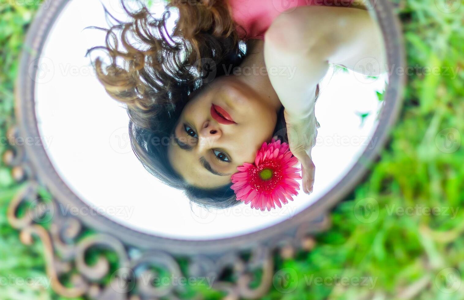 bonito joven niña en el naturaleza, niña en el parque foto