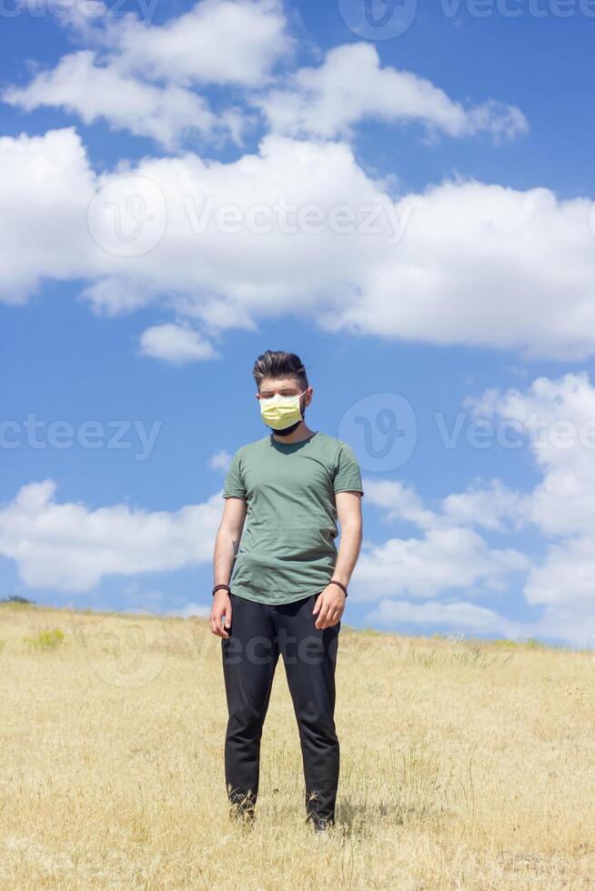 bonito joven hombre en el naturaleza foto