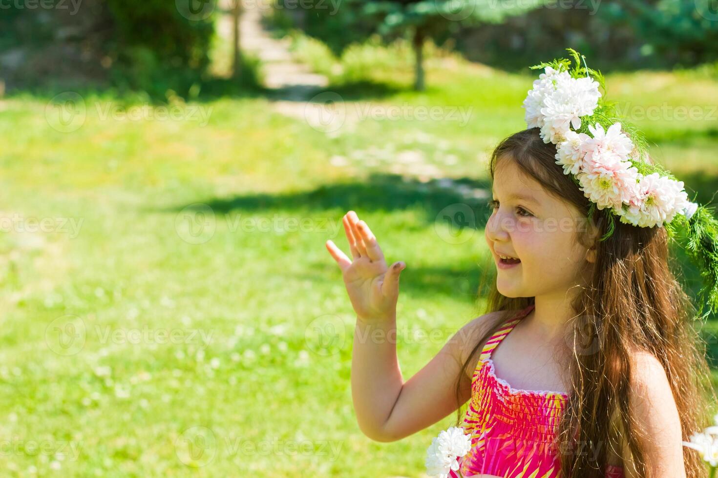 bonito pequeño niña en el naturaleza, niña en verano foto