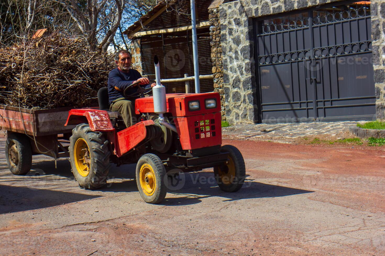 antiguo granja tractor, tractor en el campo foto