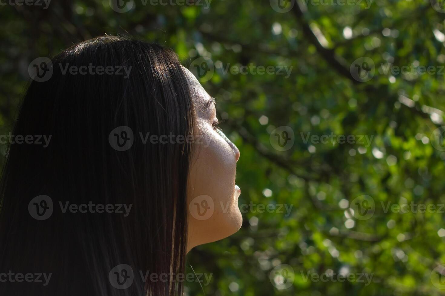 bonito joven mujer en el naturaleza, mujer en verano día foto