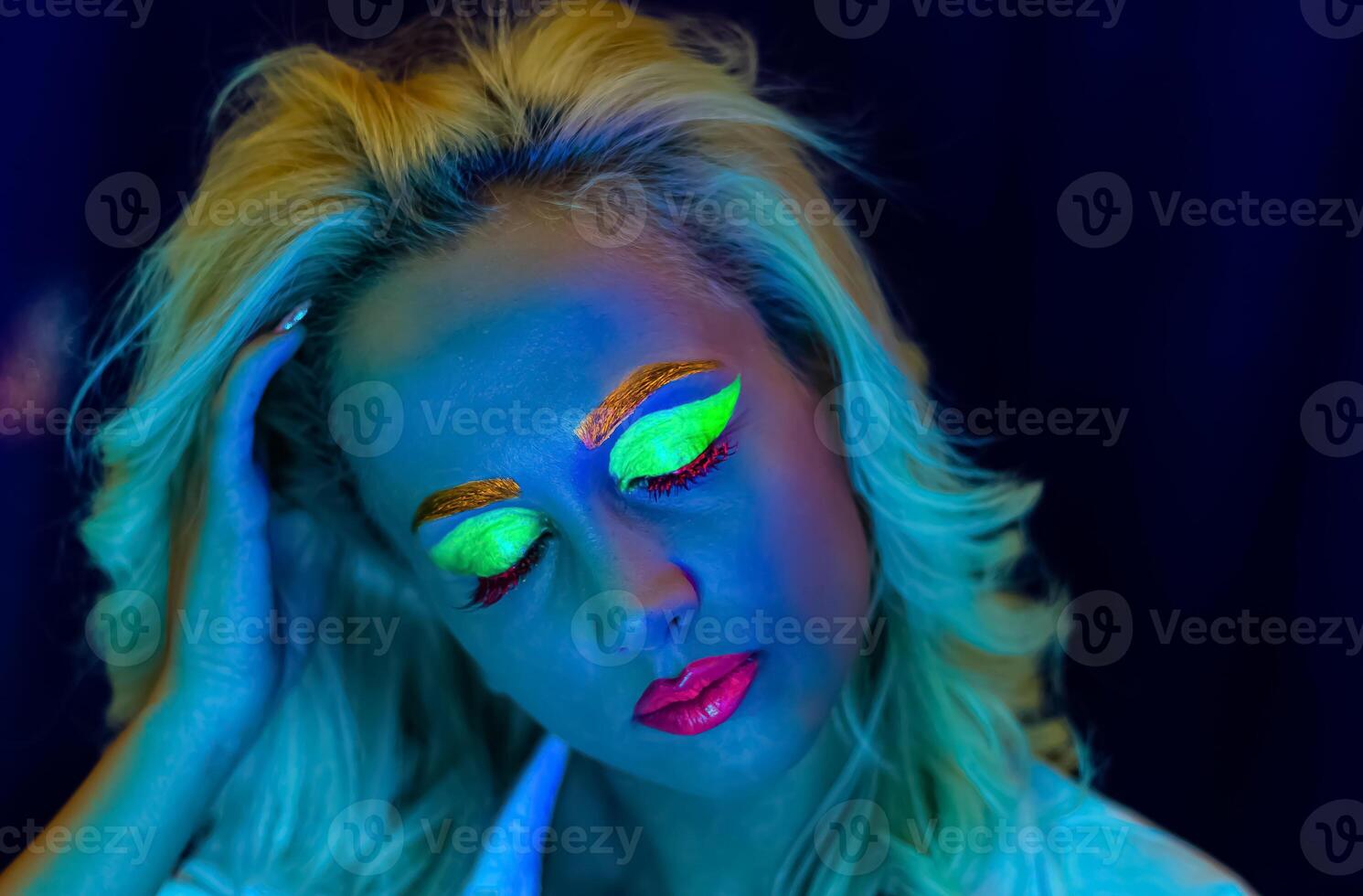 retrato de un mujer con pintado rostro, mujer con uv maquillaje en estudio, retrato de un mujer en carnaval mascarilla, el mujer es decorado en un ultravioleta polvo foto