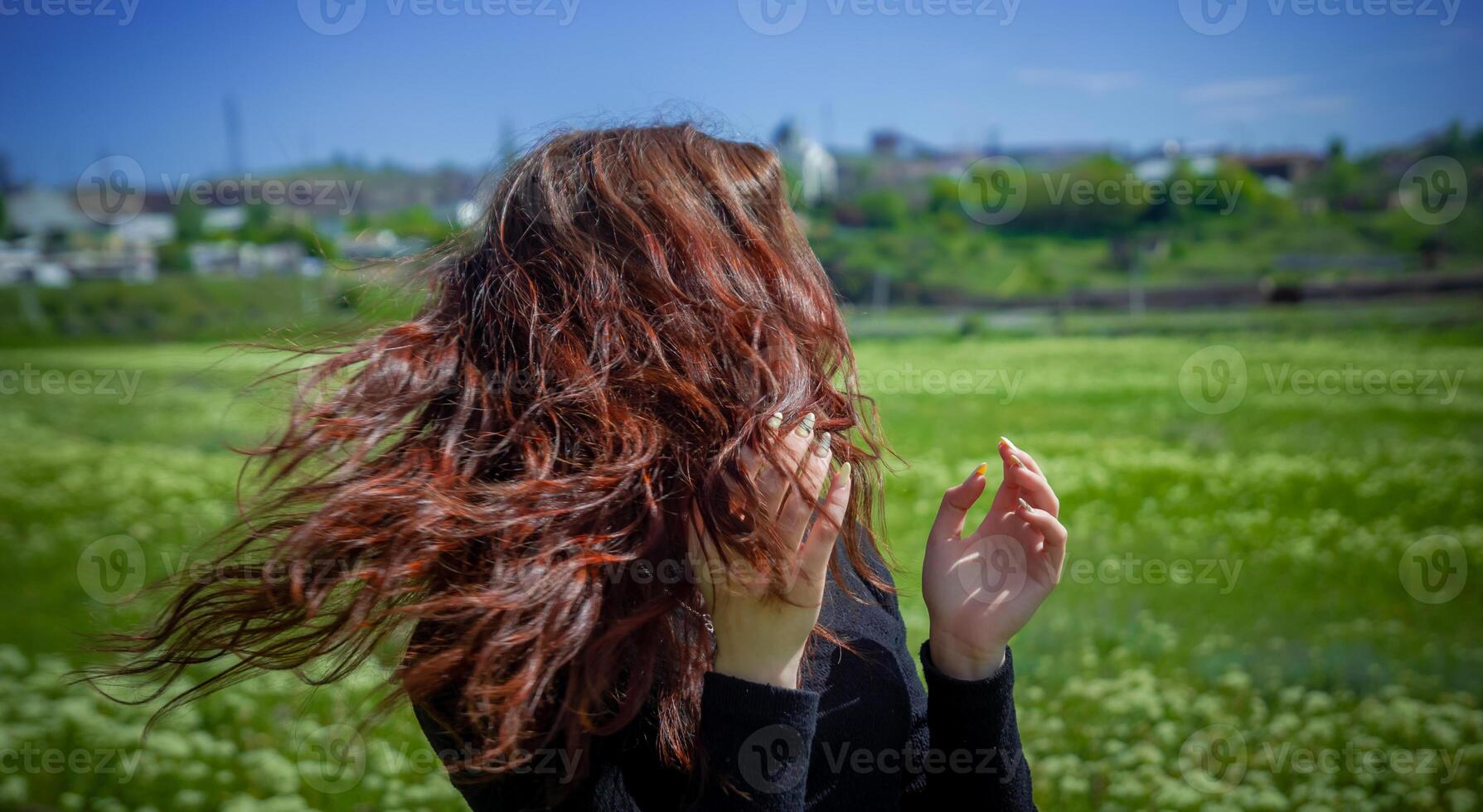 rojo peludo mujer en el parque, bonito mujer en el naturaleza foto