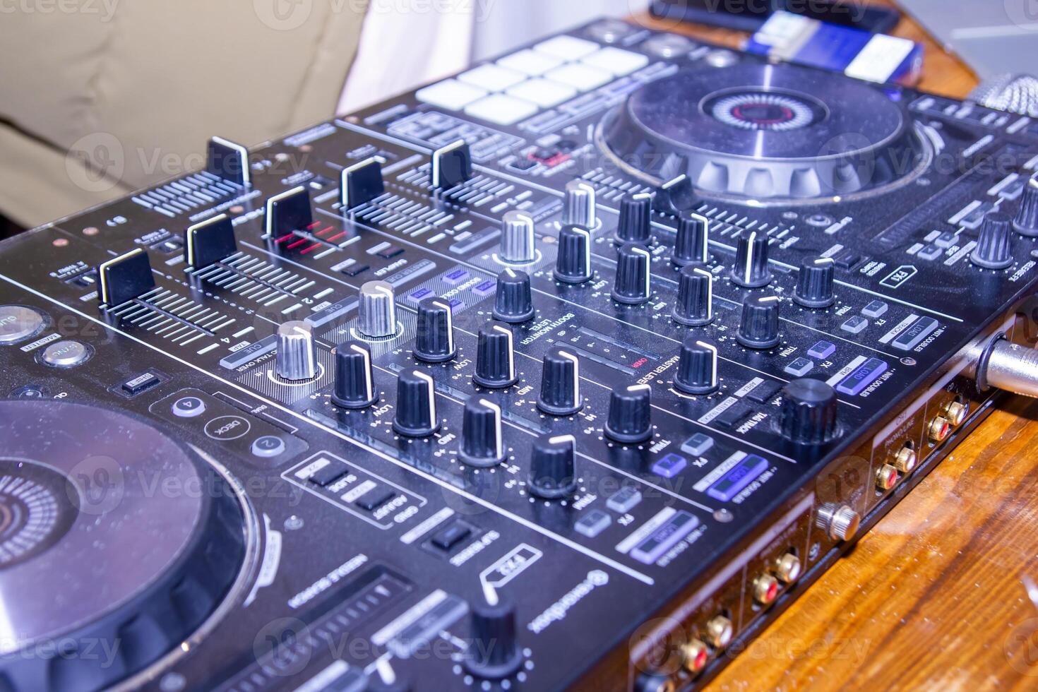 cerca arriba de un DJ mezclador, DJ controlar panel foto