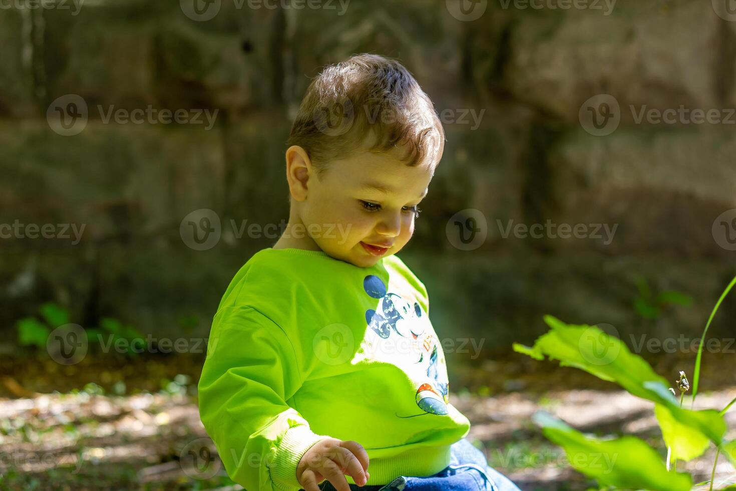 niño jugando en el jardín, niño jugando en el patio de recreo foto