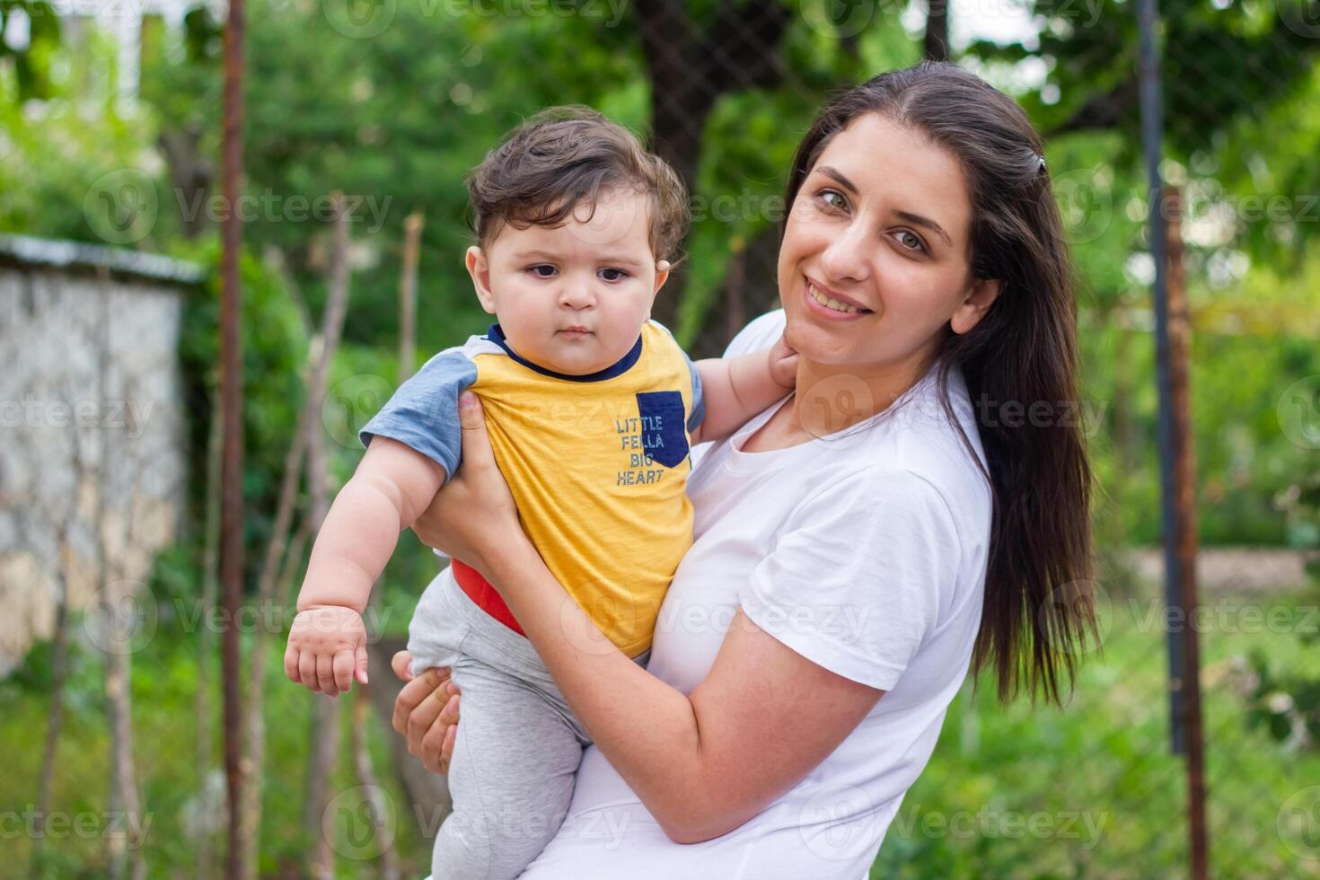 madre y bebé chico en el jardín foto