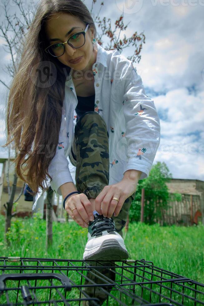 mujer en el parque, joven mujer en el jardín foto