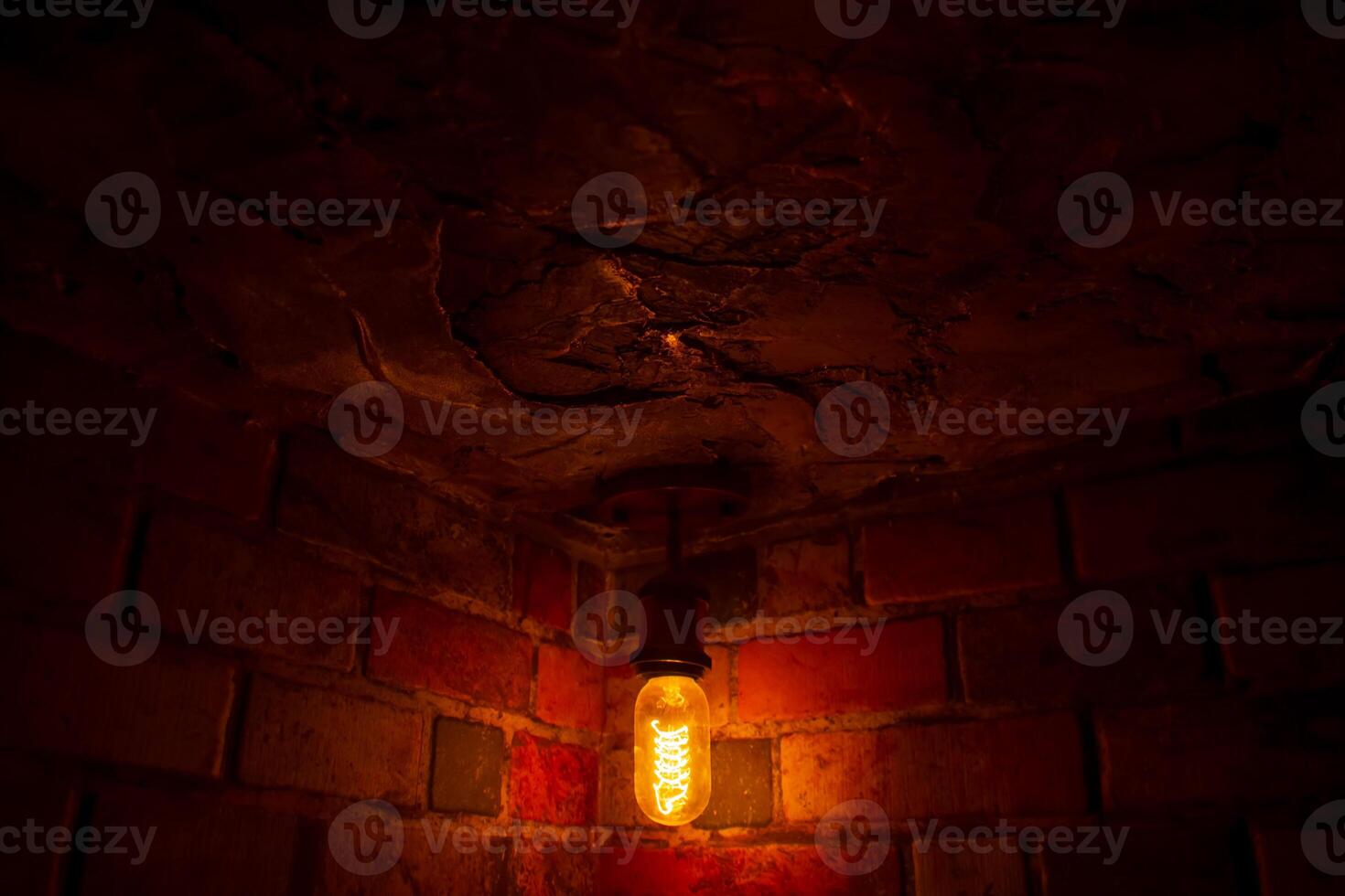 ligero en el oscuro, antiguo lámpara en el muro, antiguo ladrillo pared con ligero foto