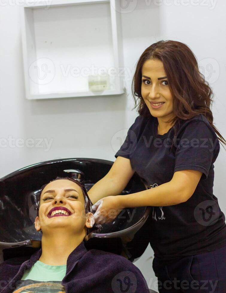 bonito joven mujer en belleza salón foto