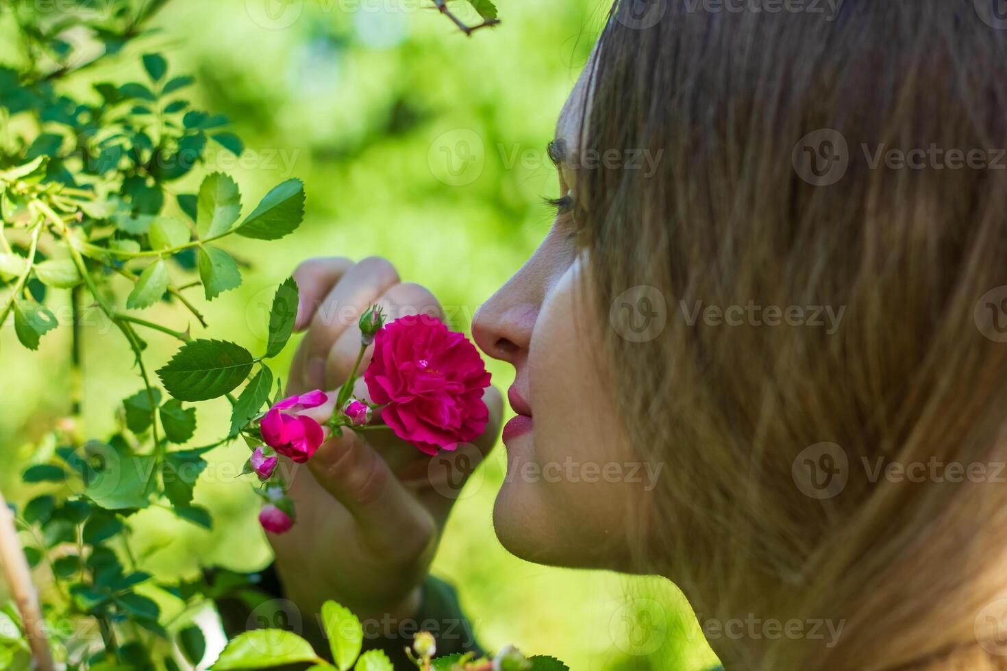 bonito joven mujer en el naturaleza, verano paisaje foto