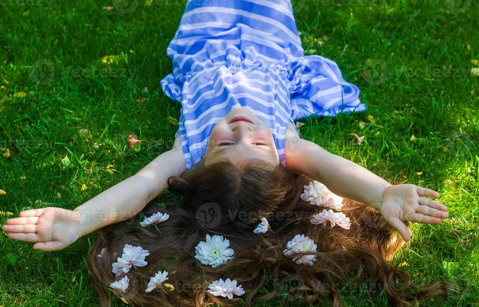 bonito pequeño niña en el naturaleza, niña en verano foto