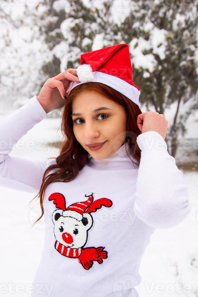 bonito niña en invierno bosque, joven mujer en invierno parque foto