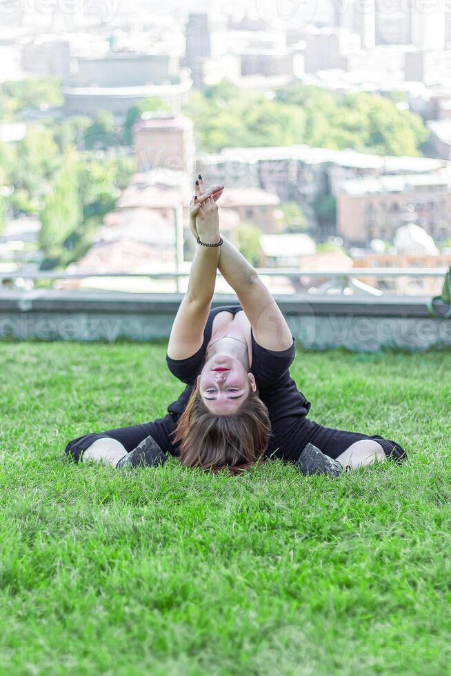 joven niña haciendo ejercicio en el ciudad, mujer haciendo yoga ejercicio, persona haciendo extensión, mujer relajante en el ciudad, bonito niña haciendo aptitud ejercicio foto