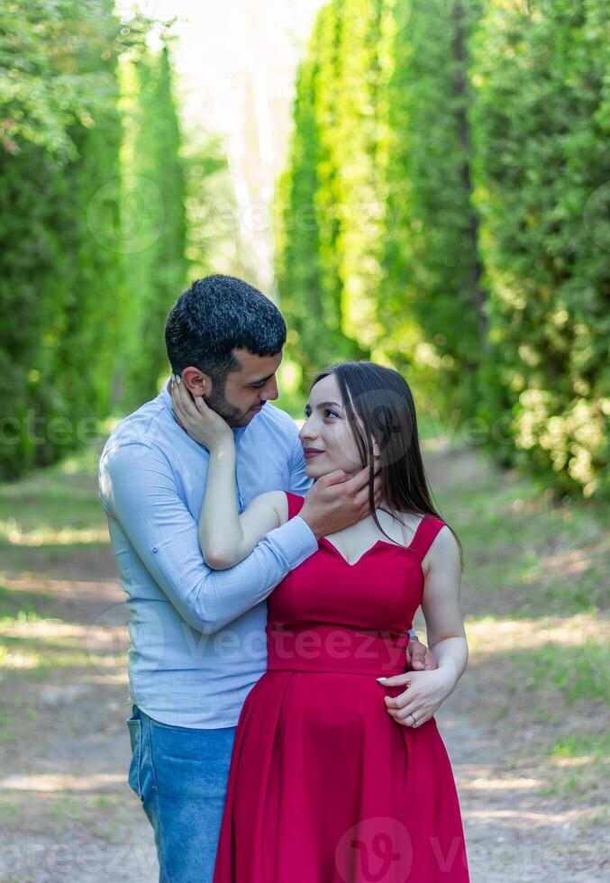 romántico Pareja en el jardín, Pareja en el naturaleza foto