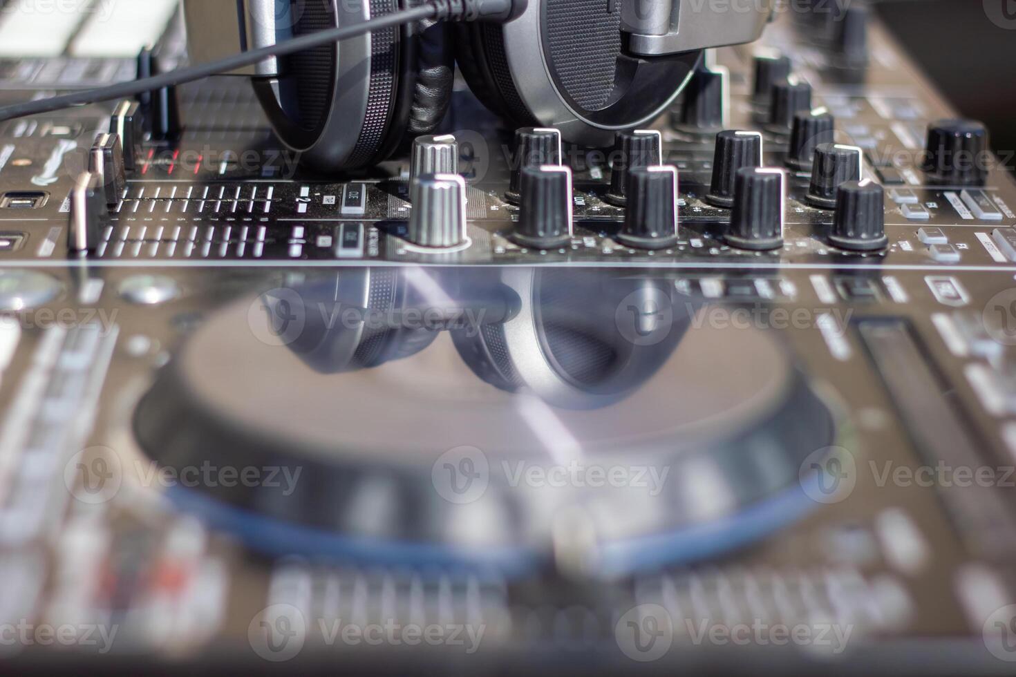 DJ mezclador cerca arriba, cerca arriba de un DJ mezclador foto