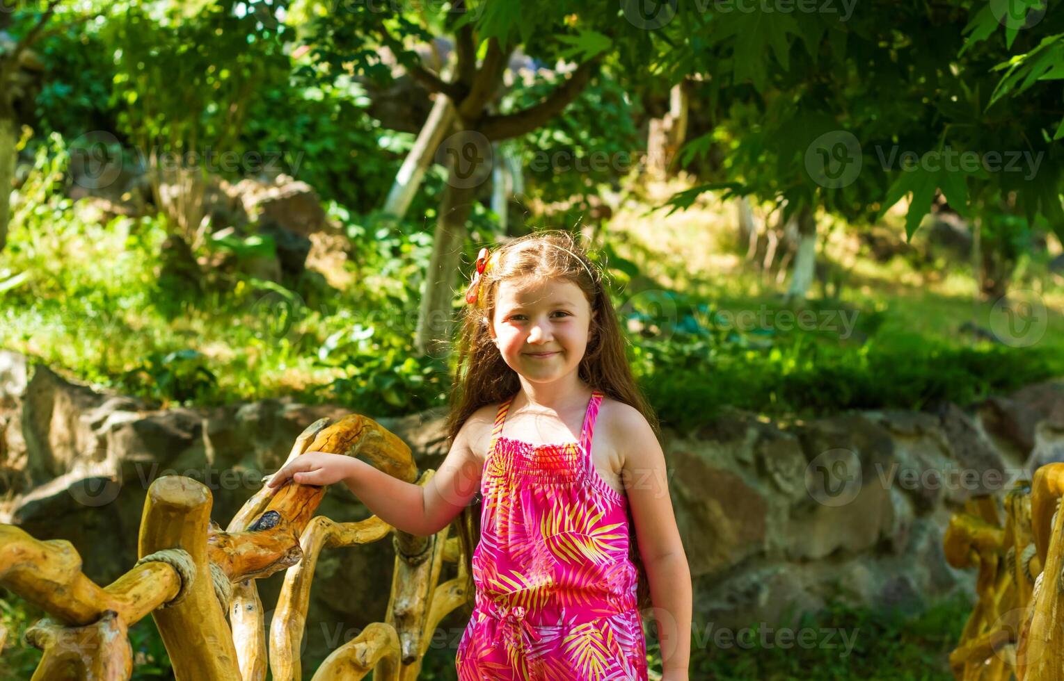 bonito pequeño niña en el naturaleza, niña en verano foto