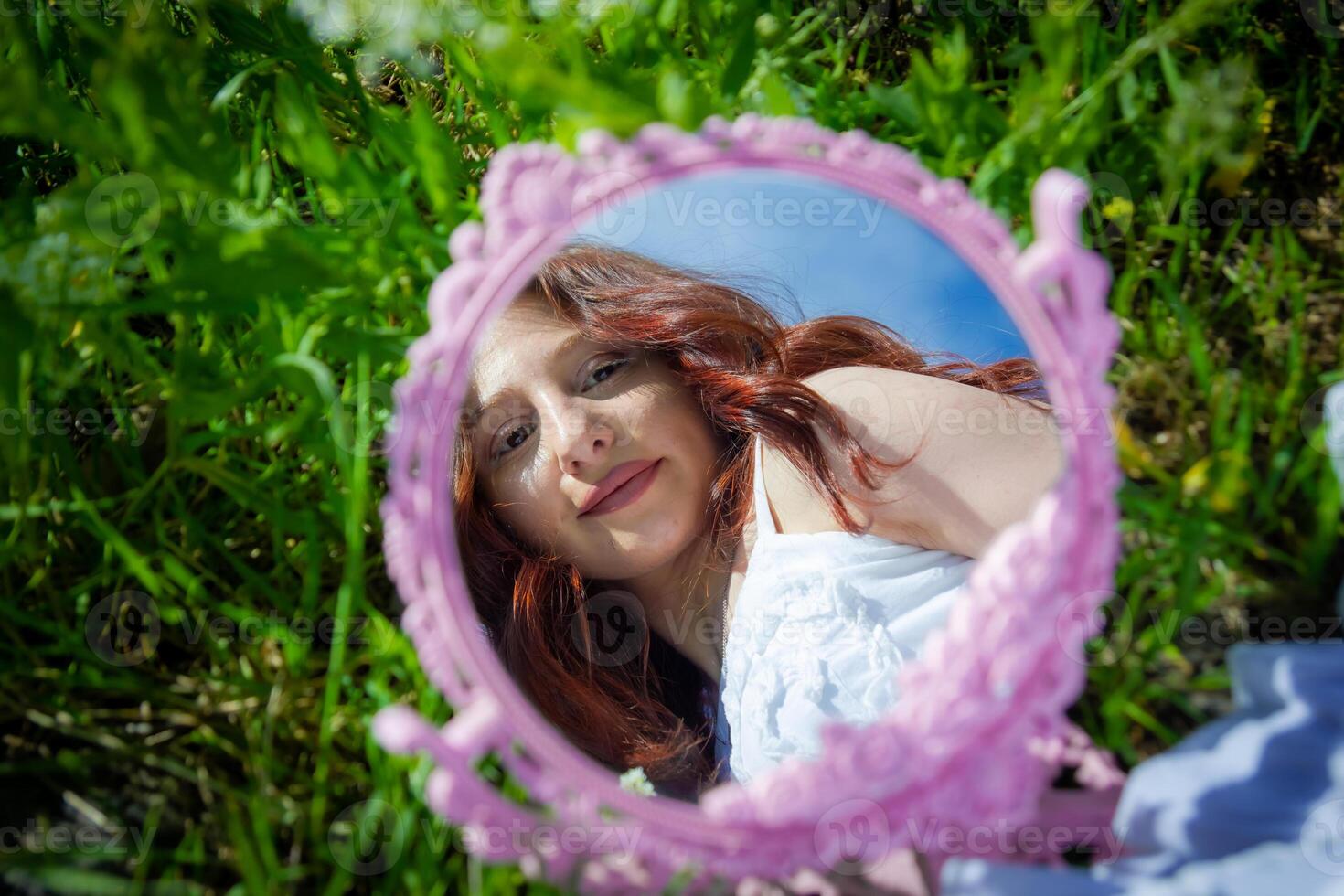 rojo peludo mujer en el parque, bonito mujer en el naturaleza foto