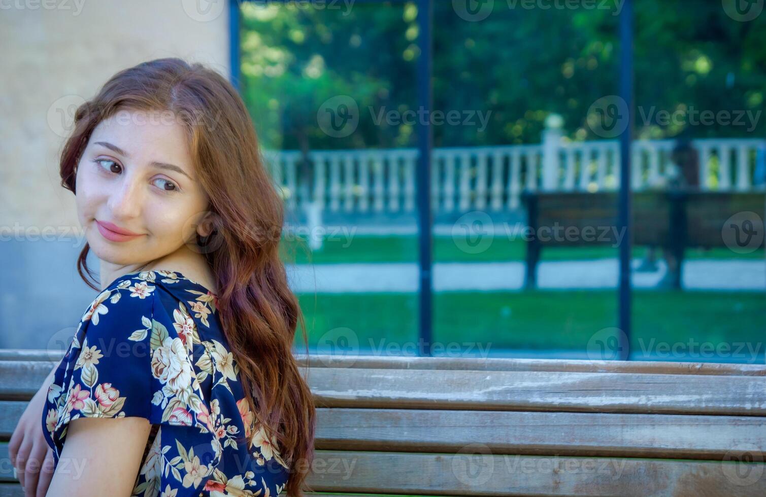 rojo peludo mujer en el parque, bonito mujer en el naturaleza foto