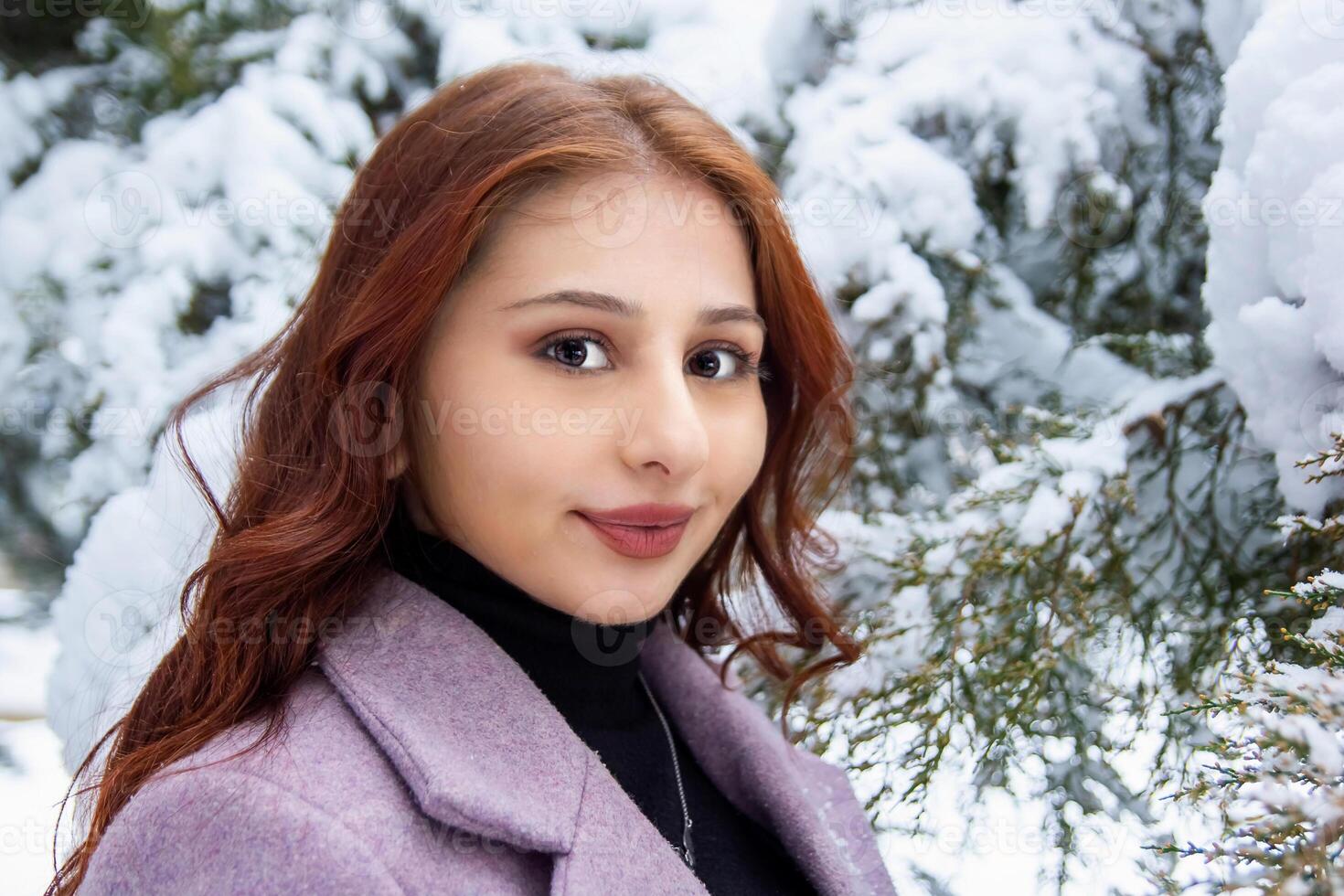 bonito niña en invierno bosque, joven mujer en invierno parque foto