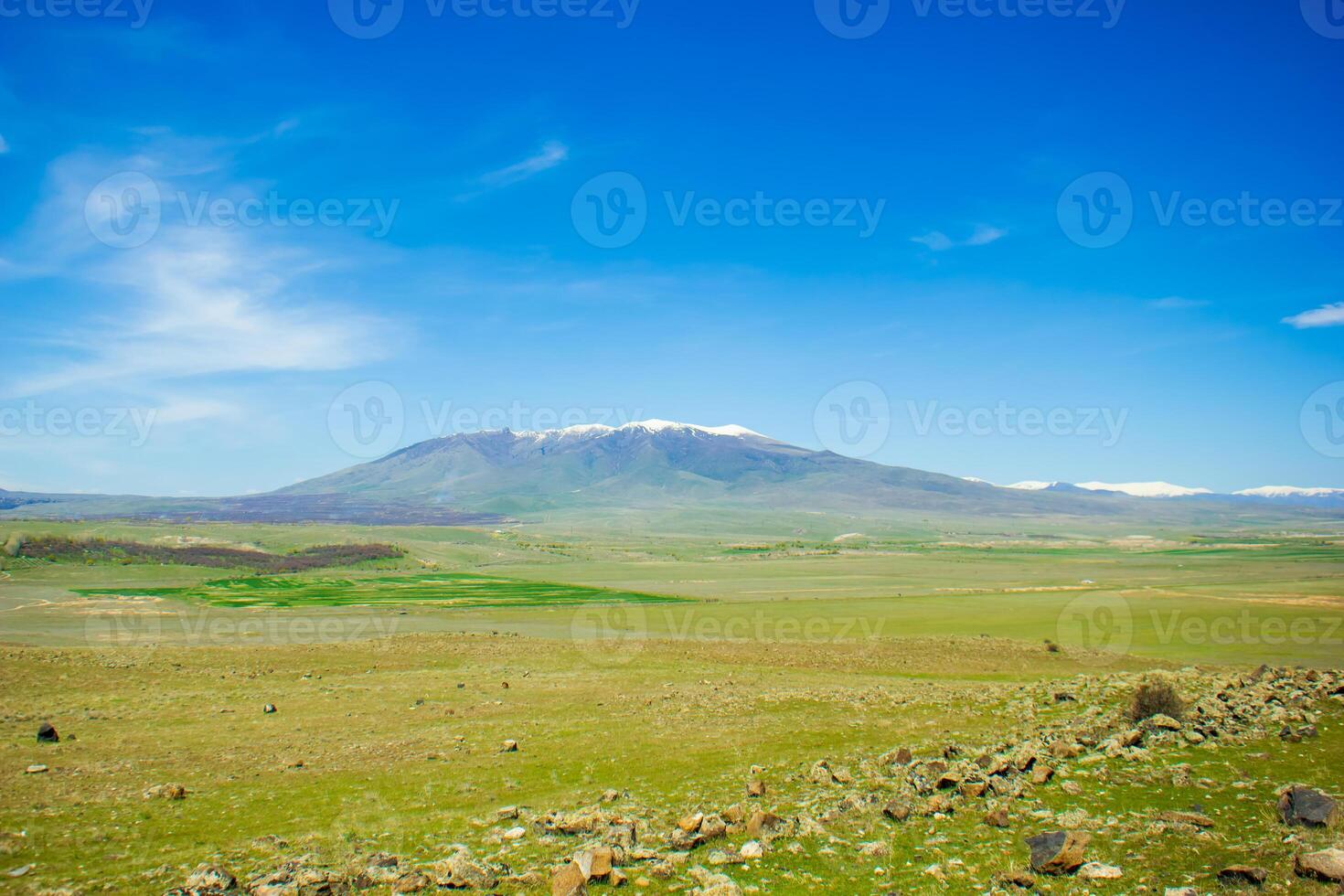 paisaje con montañas y nubes, montaña paisaje en el verano, paisaje con montañas y azul cielo foto