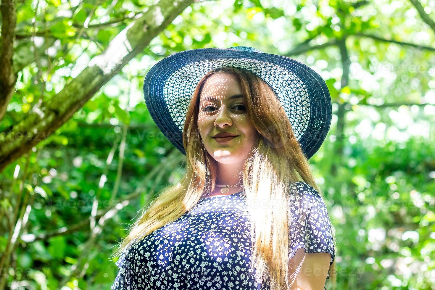 bonito joven niña en el naturaleza foto