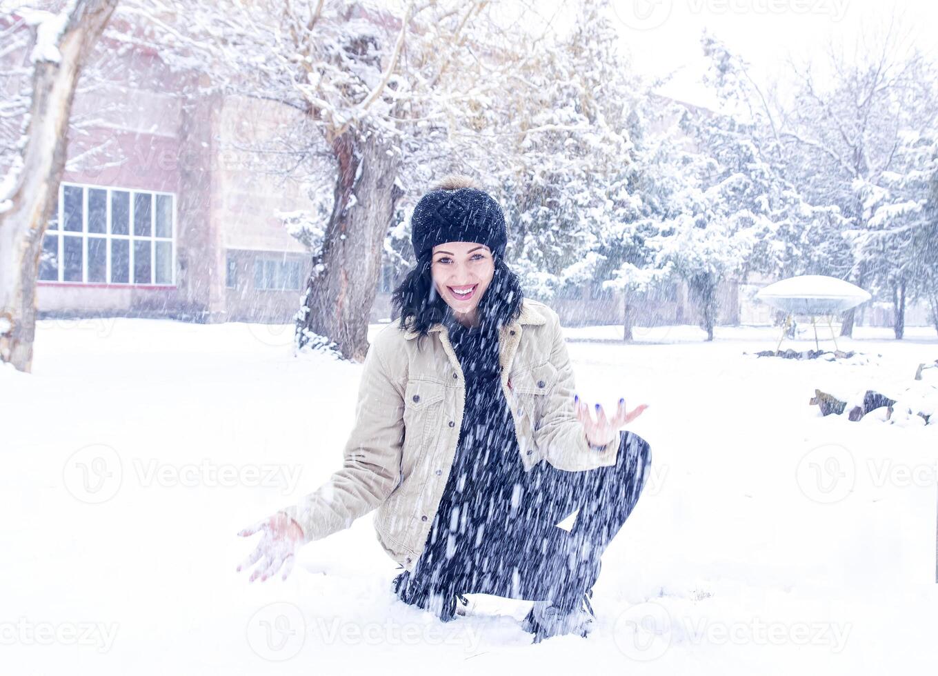 mujer en bosque, retrato de un mujer en invierno bosque, linda mujer en invierno parque foto