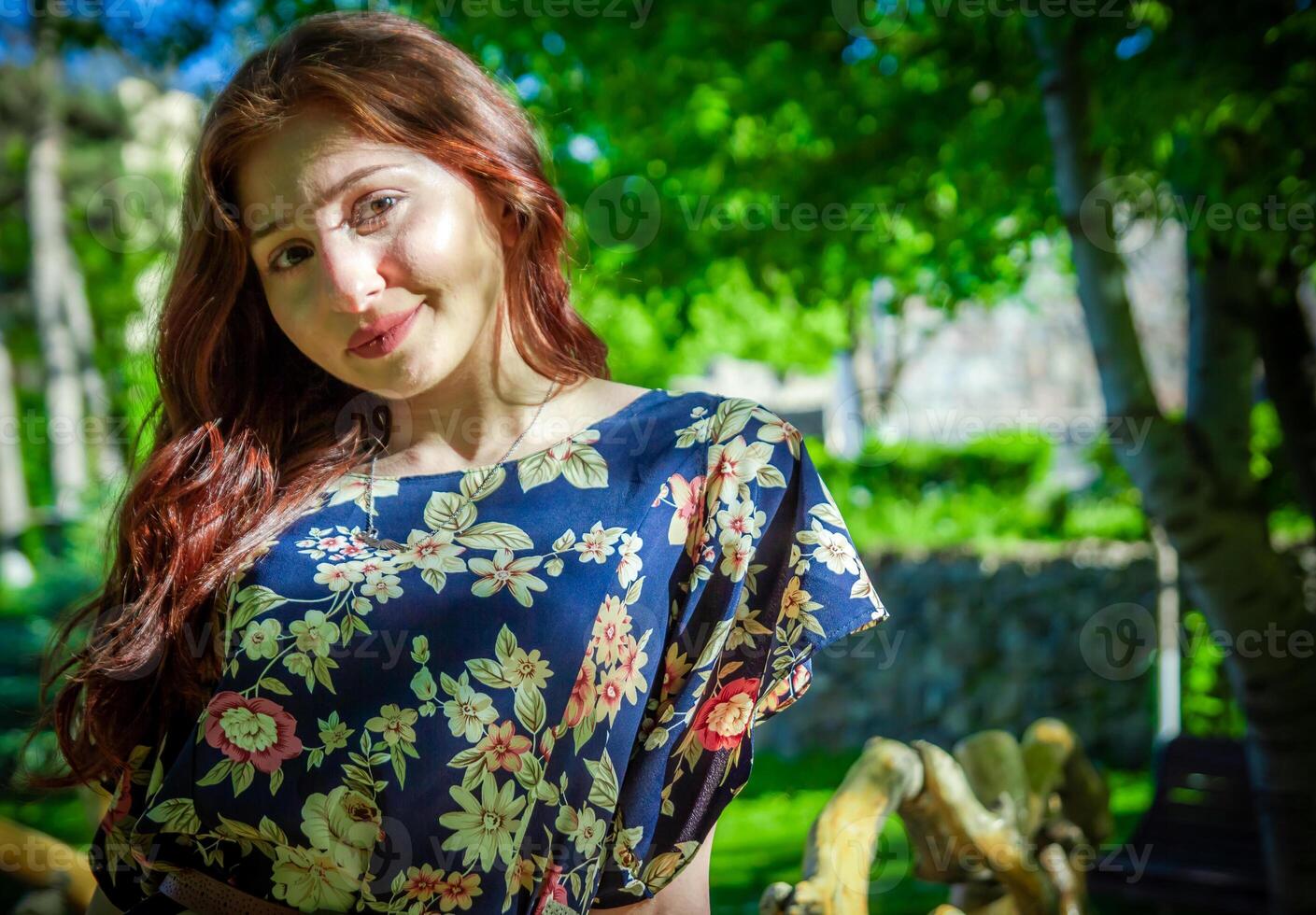 rojo peludo mujer en el parque, bonito mujer en el naturaleza foto