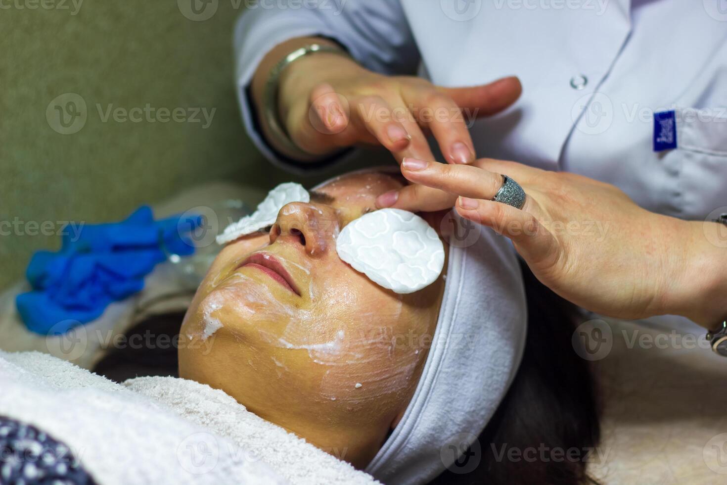 joven mujer en spa salón, niña en belleza salón foto