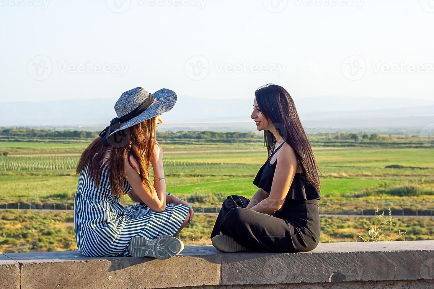 bonito joven mujeres en el naturaleza foto