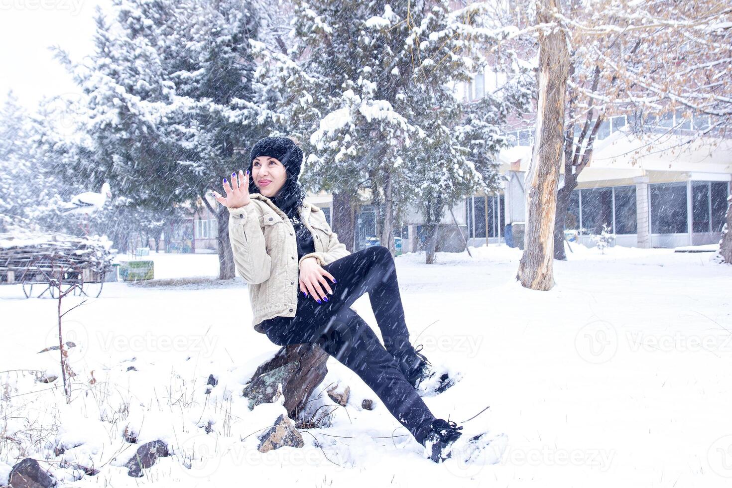 mujer en bosque, retrato de un mujer en invierno bosque, linda mujer en invierno parque foto