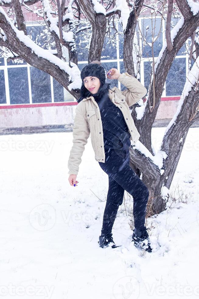 mujer en bosque, retrato de un mujer en invierno bosque, linda mujer en invierno parque foto