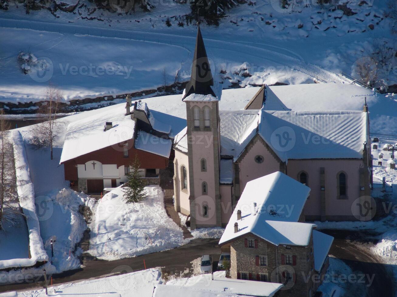 un Iglesia en el nieve foto