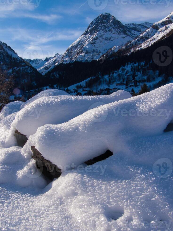 a snowy mountain range photo