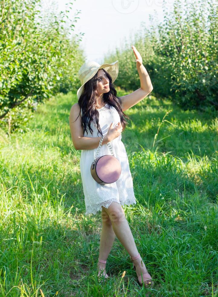 bonito joven mujer en el naturaleza, verano paisaje foto