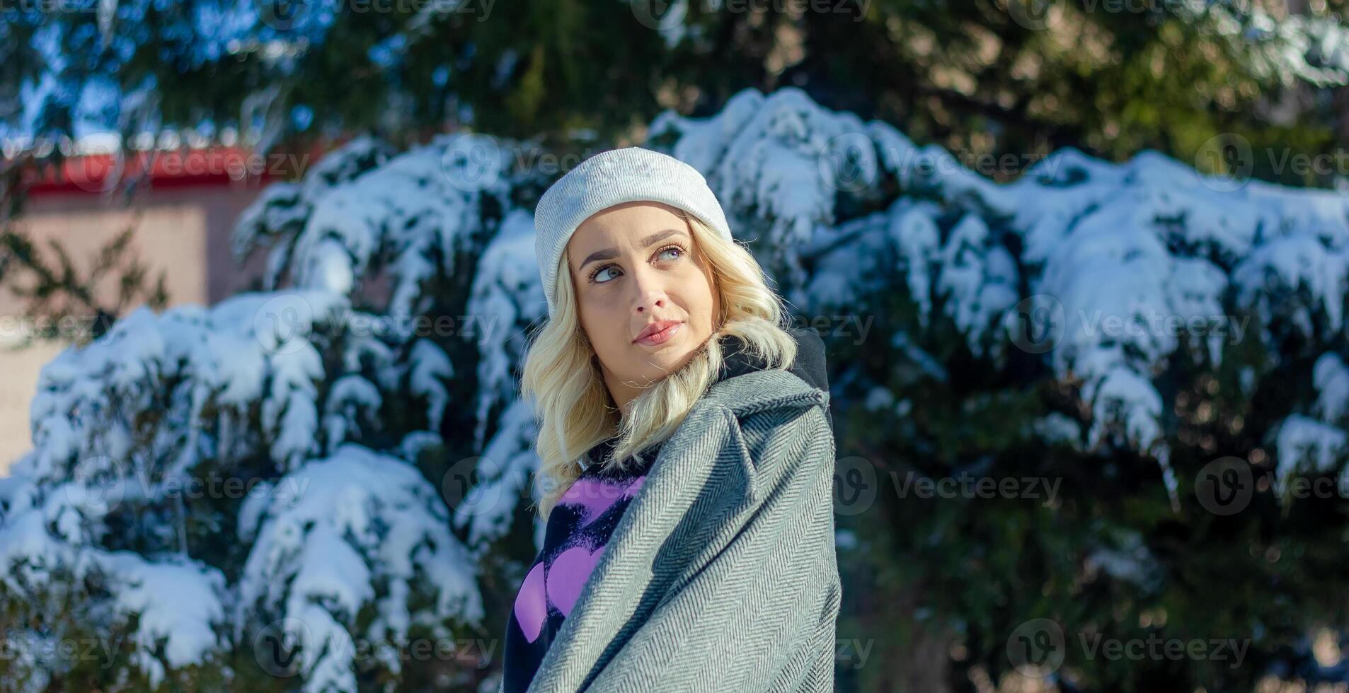 portrait of a woman in a park, portrait of a woman in winter park, portrait of a blonde woman, woman in hat photo