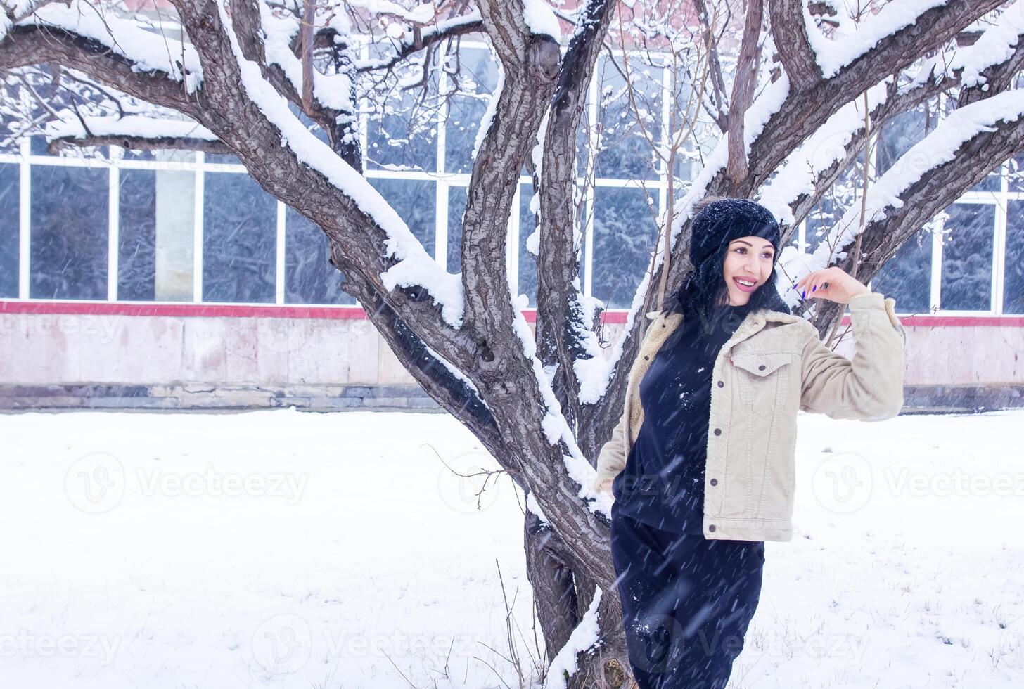 mujer en bosque, retrato de un mujer en invierno bosque, linda mujer en invierno parque foto