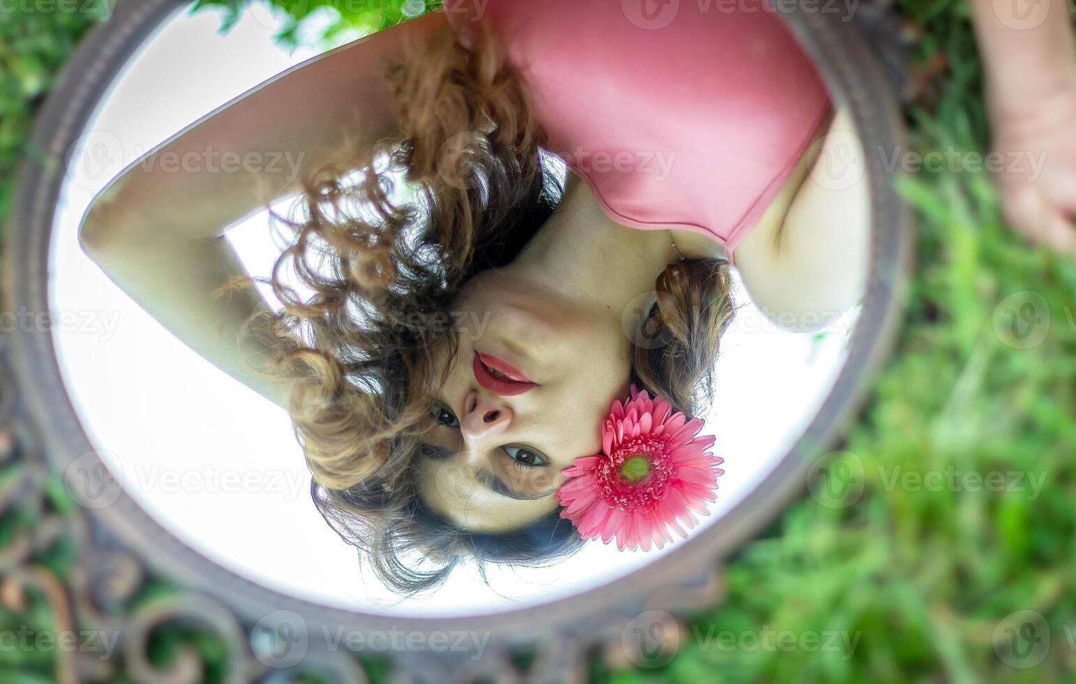 bonito joven niña en el naturaleza, niña en el parque foto