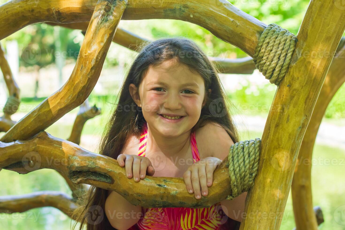 bonito pequeño niña en el naturaleza, niña en verano foto