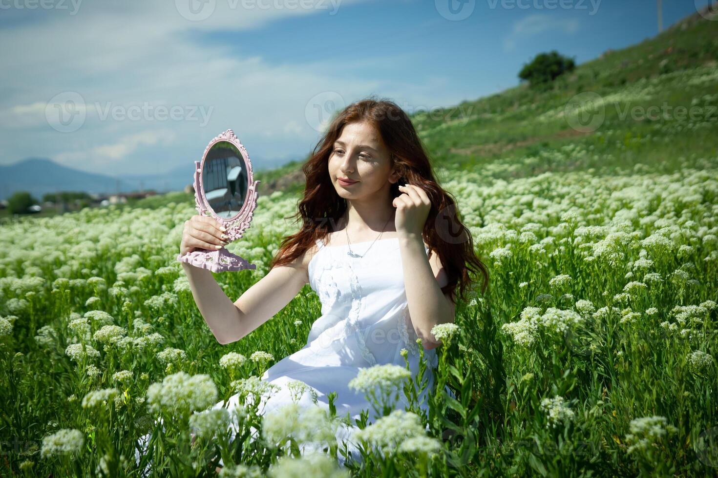 rojo peludo mujer en el parque, bonito mujer en el naturaleza foto