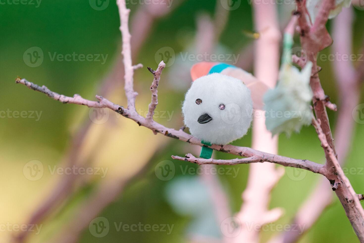 artificial pájaro en rosado árbol rama niños artesanía en jardín de infancia foto