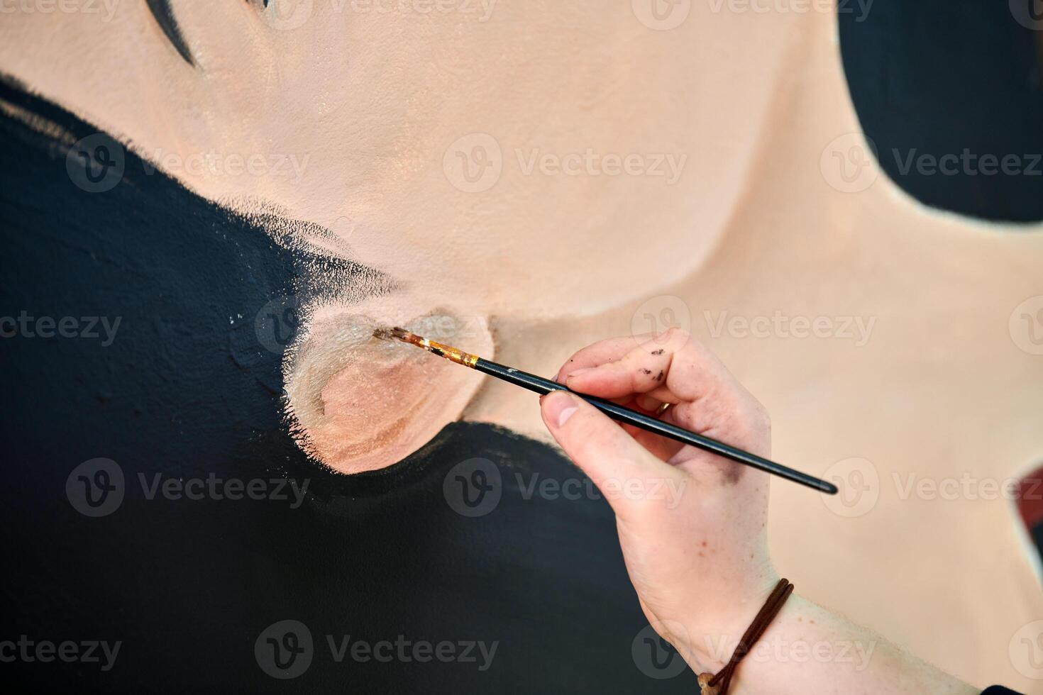 mujer artista sorteos con pintar cepillo surrealista niña retrato en blanco lona a Arte pintura foto