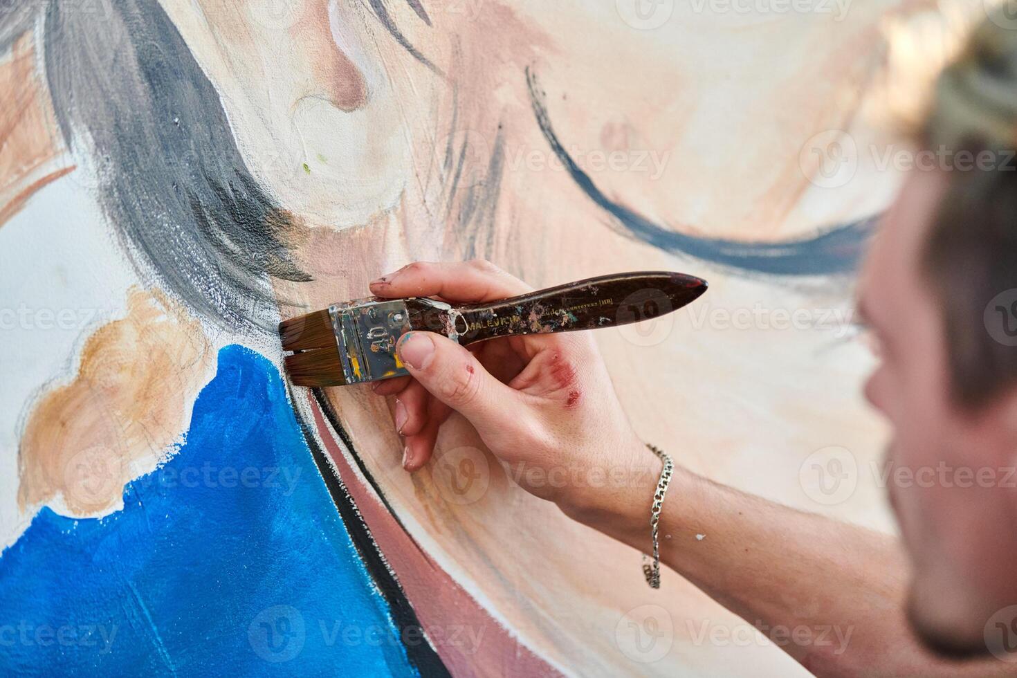 joven hombre artista sorteos con pintar cepillo surrealista hombre retrato en blanco lona Arte pintura festival foto