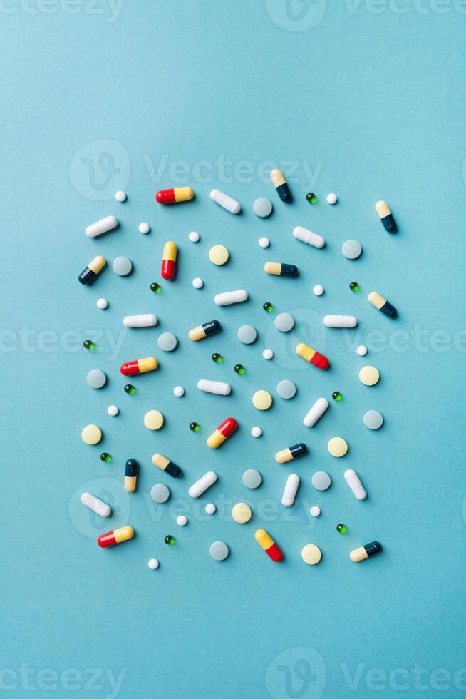 diferente pastillas en color fondo, plano laico foto