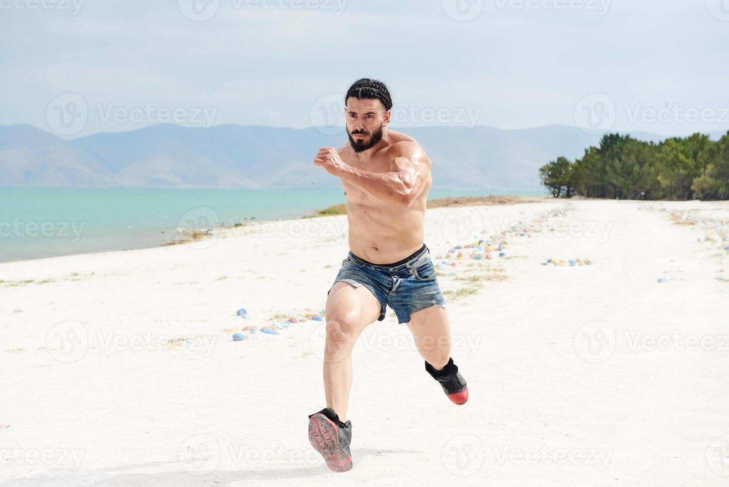 joven muscular hombre hacer ejercicio en el playa, joven muscular hombre haciendo culturismo ejercicios en el playa, atlético joven hombre en el playa foto