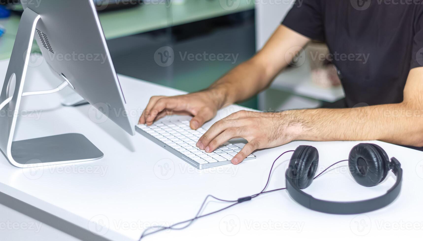 manos mecanografía en un teclado, manos en teclado foto