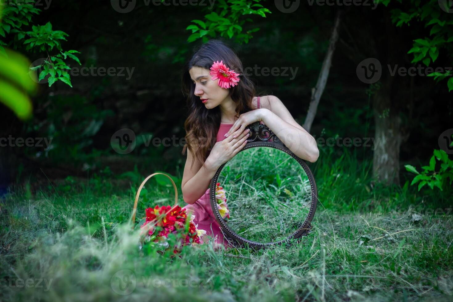 bonito joven niña en el naturaleza, niña en el parque foto