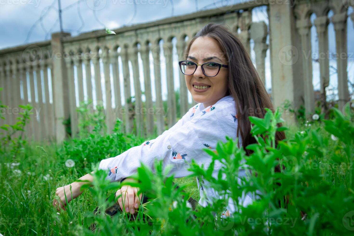 mujer en el parque, joven mujer en el jardín foto