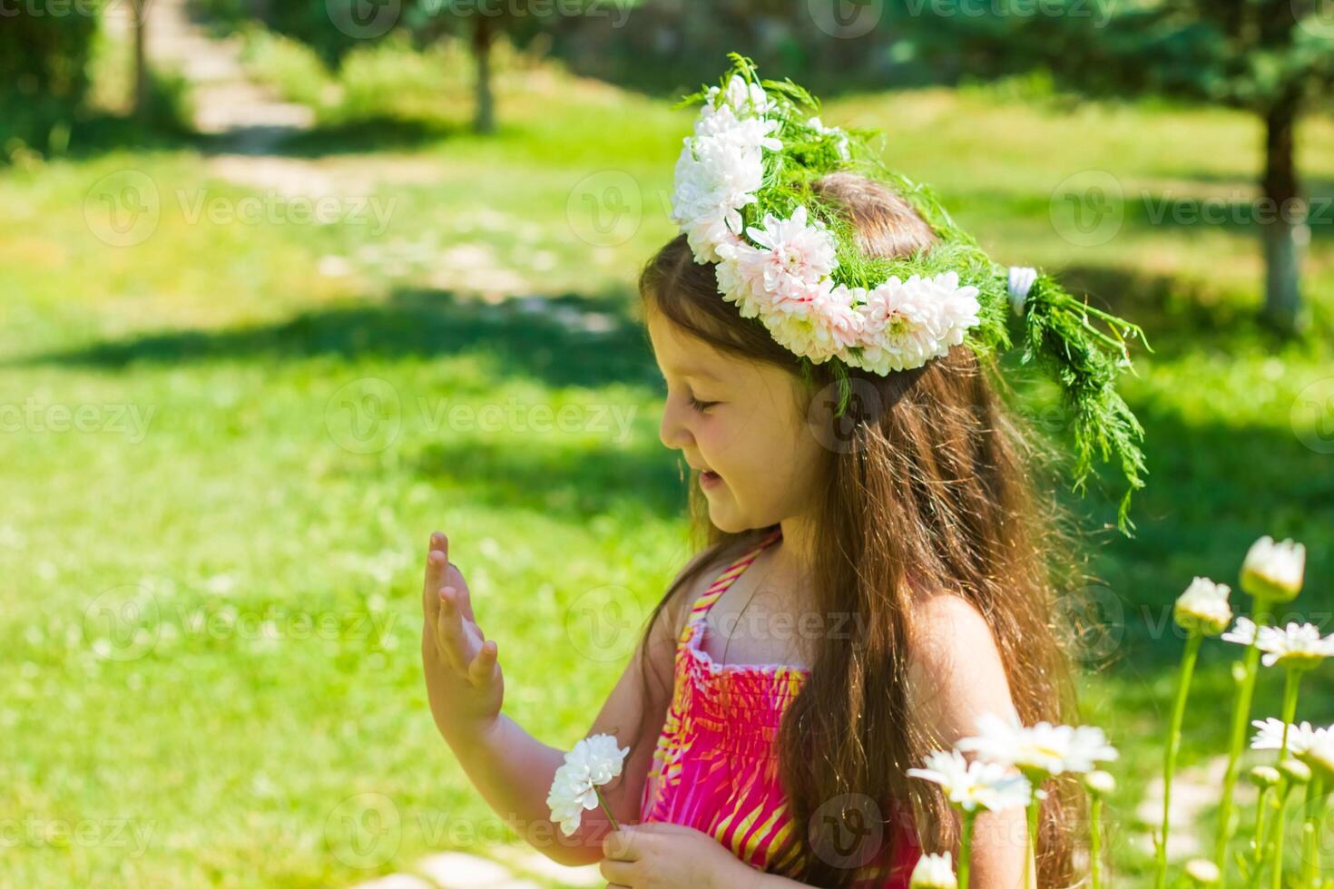 bonito pequeño niña en el naturaleza, niña en verano foto