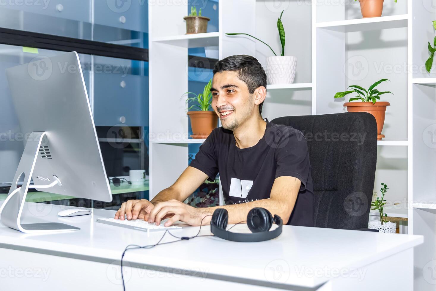 persona trabajando en oficina, persona a el trabajo foto