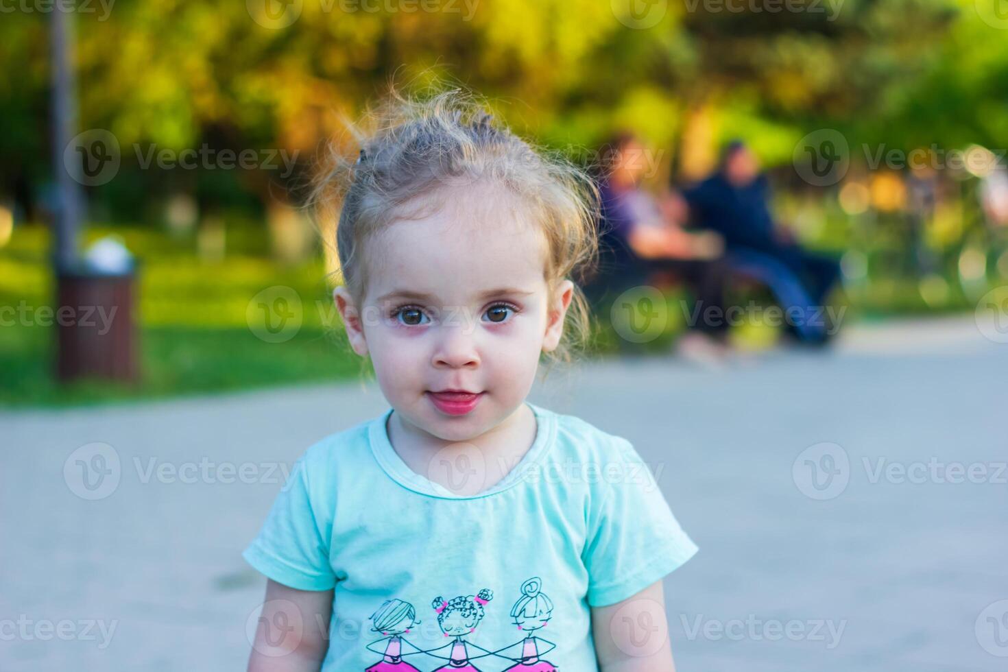 pequeño niña jugando en el parque foto